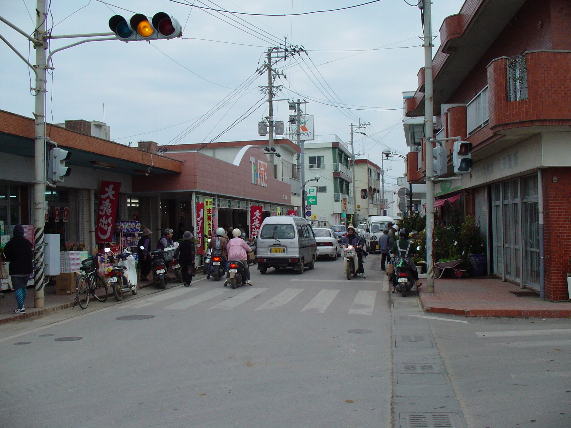 与論島一番の繁華街“茶花”の商店街_e0032991_10433210.jpg