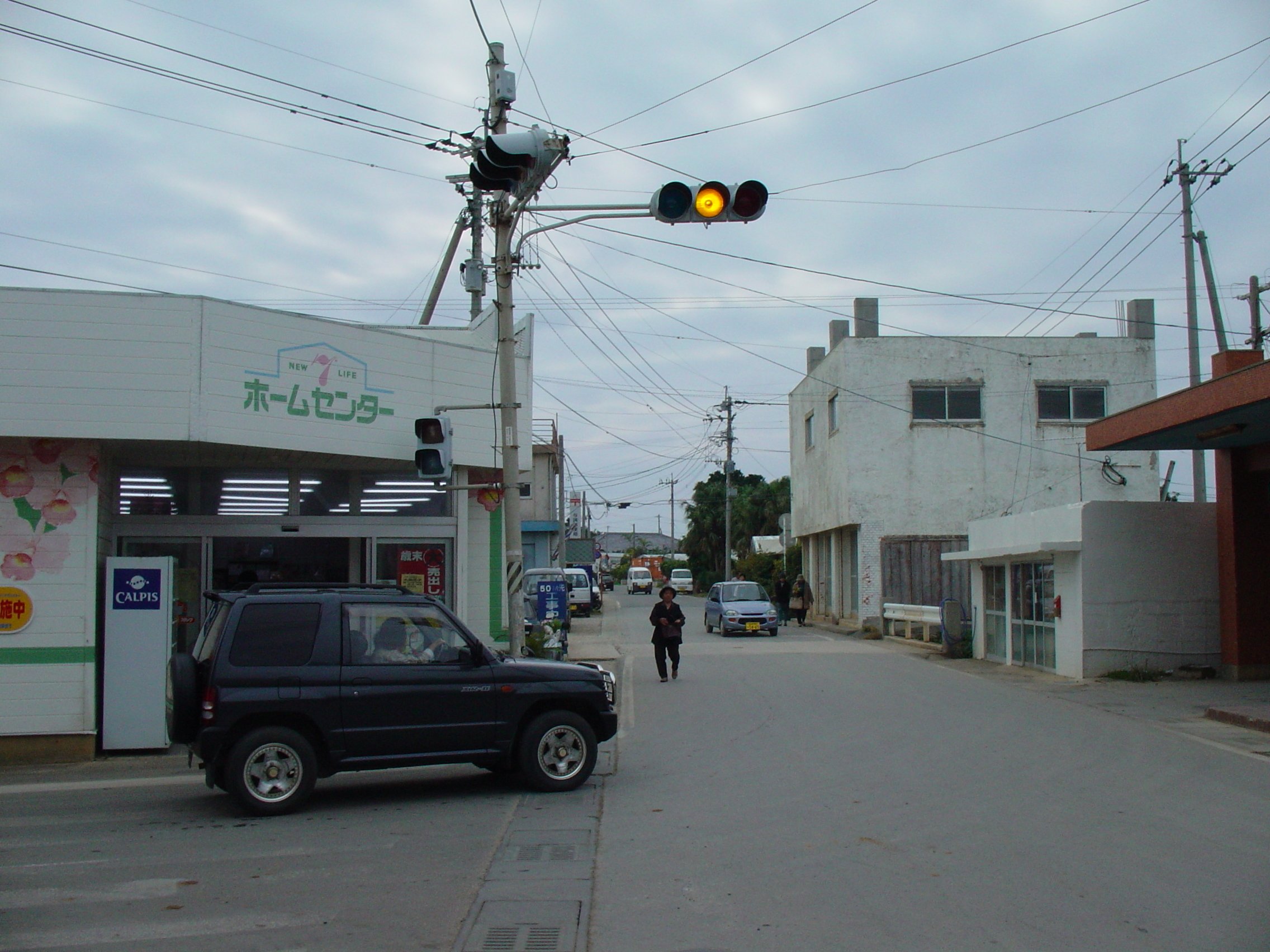 与論島一番の繁華街“茶花”の商店街_e0032991_10441098.jpg