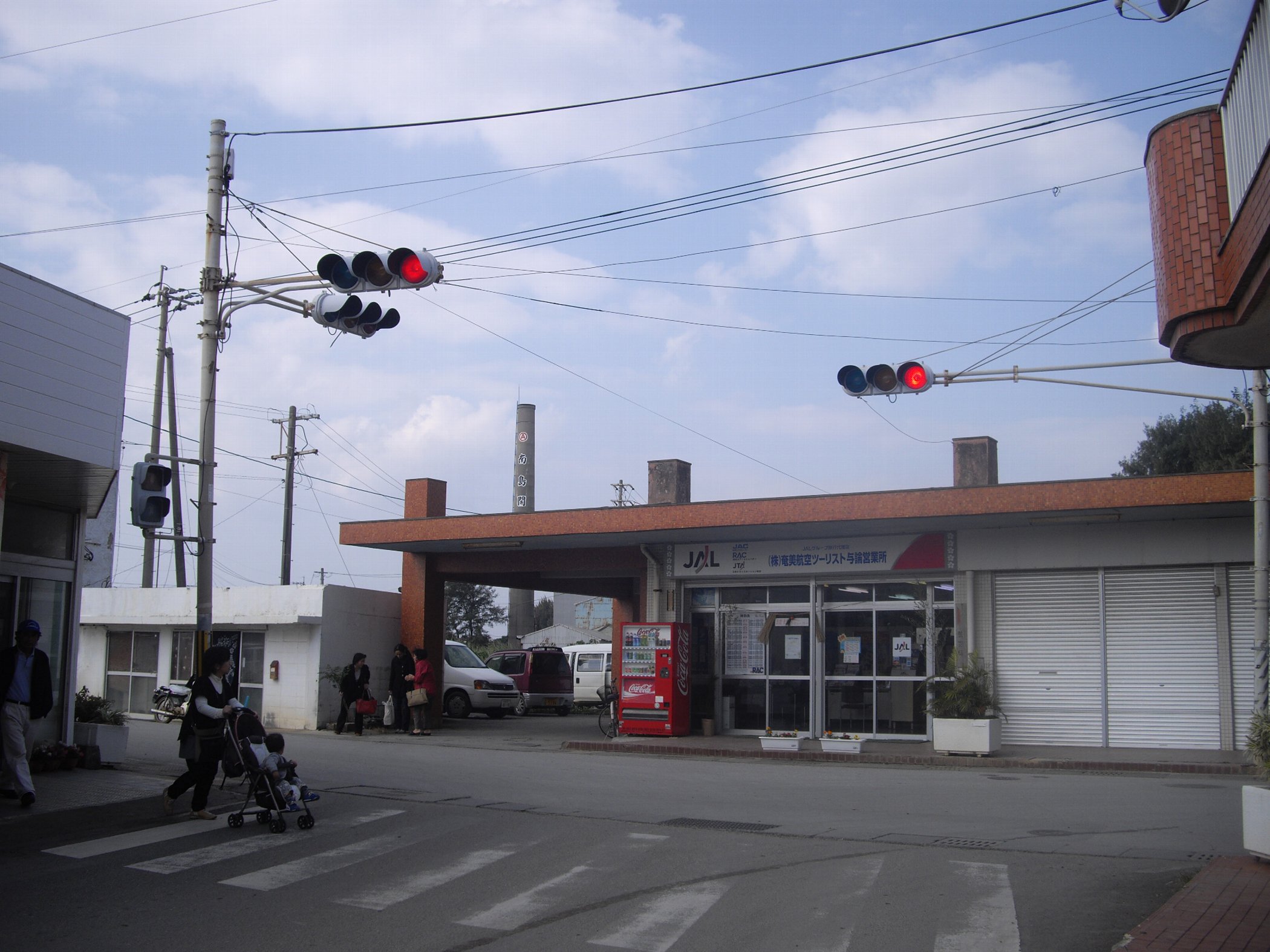 与論島一番の繁華街“茶花”の商店街_e0032991_10442625.jpg