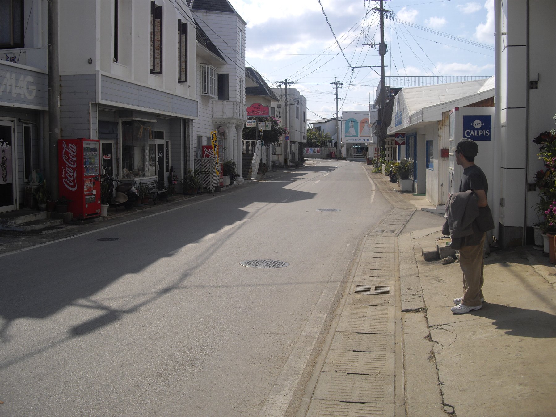 与論島一番の繁華街“茶花”の商店街_e0032991_10444326.jpg