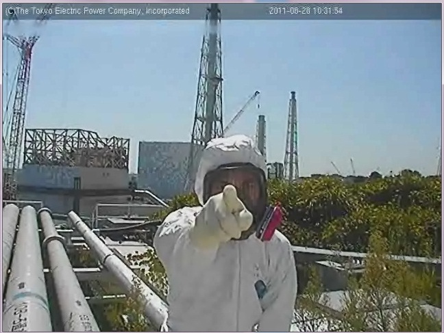 ふくいちライブカメラ前に原発作業員現る！：「お前らに告ぐ！？」_e0171614_1274734.jpg