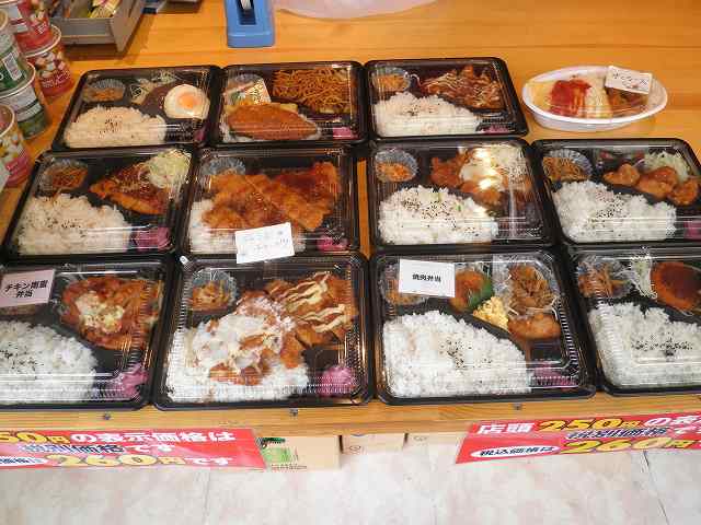 ニコニコ茶屋の豪快250円弁当 天五_c0118393_8475745.jpg