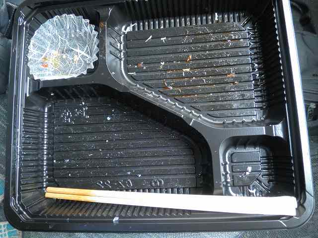 ニコニコ茶屋の豪快250円弁当 天五_c0118393_904832.jpg