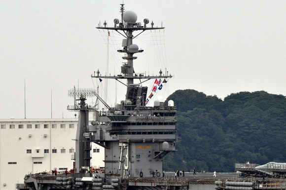 米原子力空母ジョージ・ワシントン 横須賀入港_e0158925_1593763.jpg