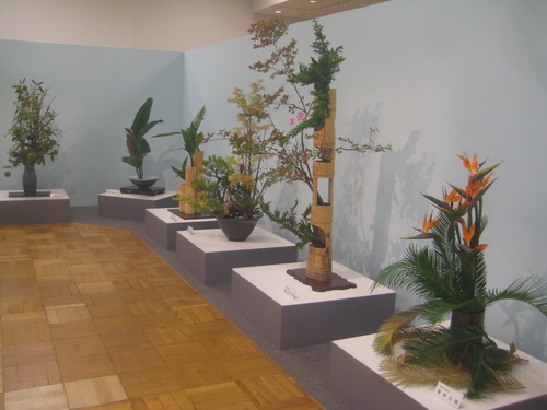 福岡三越へ。 (西日本華道連盟いけばな展)_d0195183_0514557.jpg