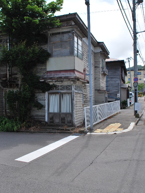 函館市末広町の洋風民家、和桝山畳店(函館擬洋風民家コレクション、その35)_f0142606_1810313.jpg