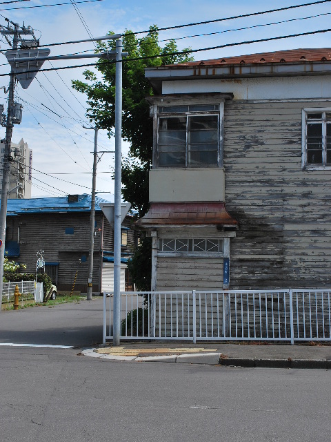 函館市末広町の洋風民家、和桝山畳店(函館擬洋風民家コレクション、その35)_f0142606_18114286.jpg