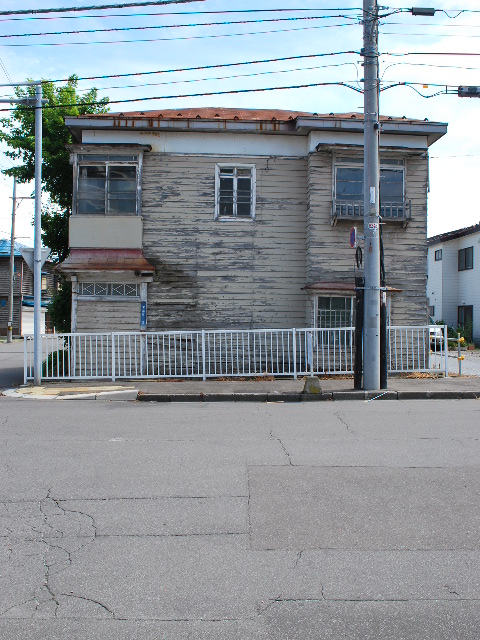 函館市末広町の洋風民家、和桝山畳店(函館擬洋風民家コレクション、その35)_f0142606_1824895.jpg
