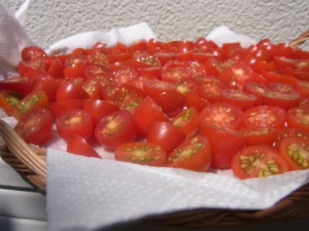 夏の自家製は「セミドライトマトのコンフィ」(記:藤本 洋子)_a0195310_14384034.jpg