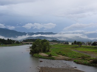 大水の後の魚野川・遠くの八海山(今の流れ)_a0084753_82116100.jpg