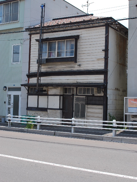 函館市元町28番地の木造洋風民家(函館擬洋館コレクション、その36)_f0142606_12483841.jpg