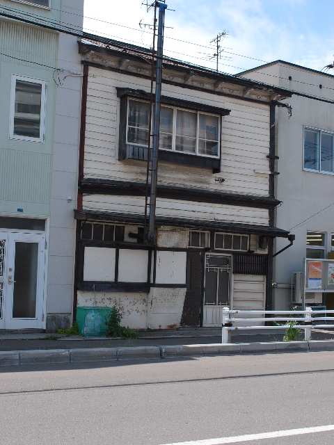 函館市元町28番地の木造洋風民家(函館擬洋館コレクション、その36)_f0142606_1249288.jpg