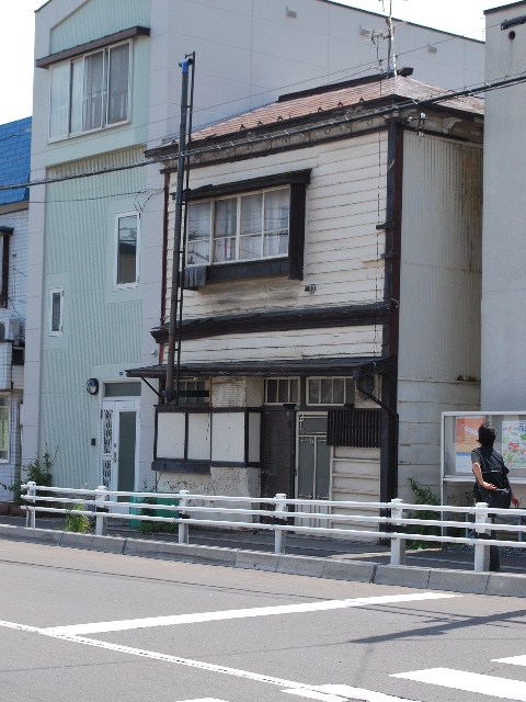 函館市元町28番地の木造洋風民家(函館擬洋館コレクション、その36)_f0142606_1251228.jpg