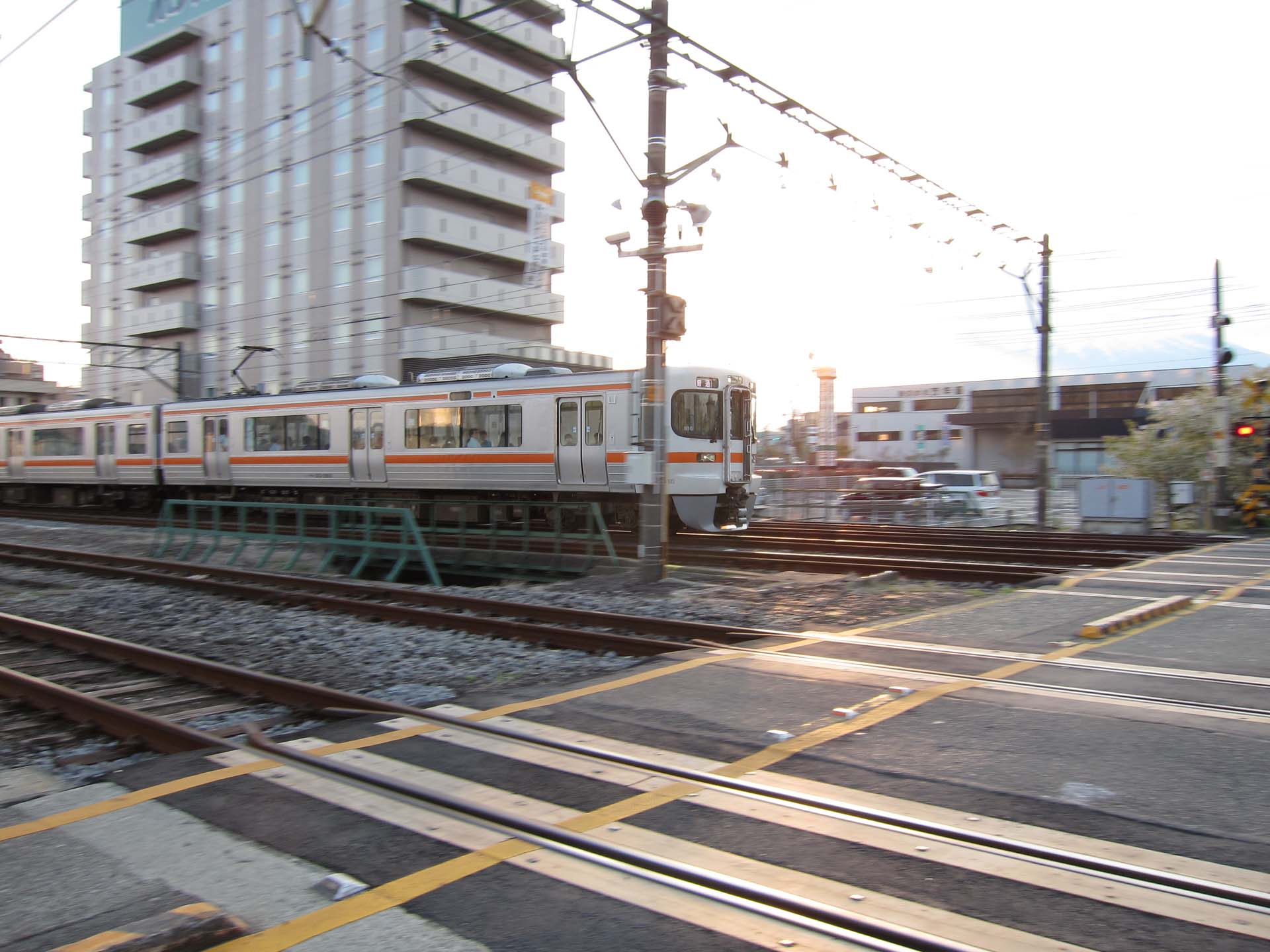 おもしろ列車と動体撮影の難しさと _c0166765_2562690.jpg