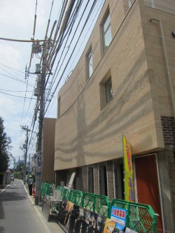 地層を彷彿させる外壁!_d0091909_11223134.jpg