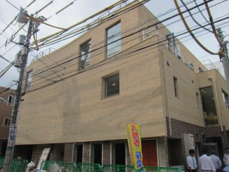地層を彷彿させる外壁!_d0091909_11264141.jpg