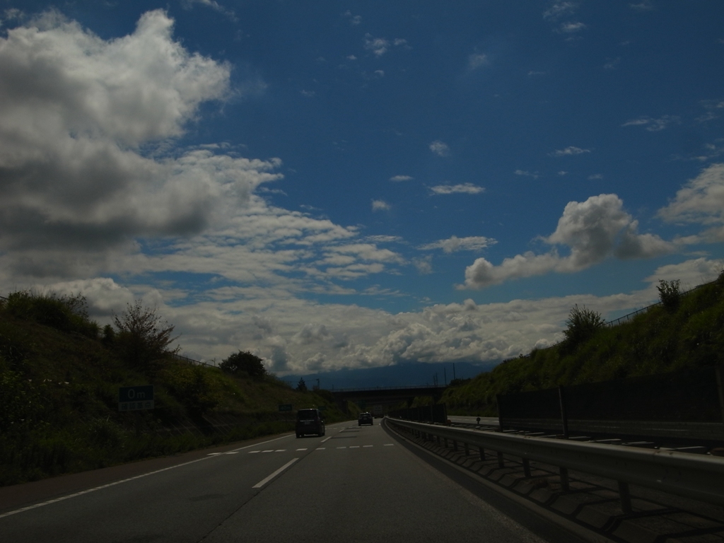 sky&clouds（中央高速道で）_e0223456_901358.jpg