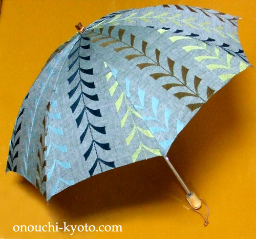 刺繍の生地で一つだけの特別な日傘を・・・_f0184004_1421614.jpg