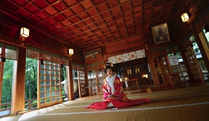 ...というのも午後からの撮影は近くの(宇倍神社)さんでの婚礼写真..._b0194185_23441685.jpg