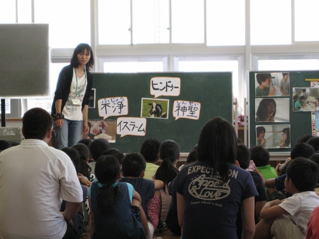 万代長嶺小学校において異文化理解ワークショップを行いました。_c0167632_1752813.jpg