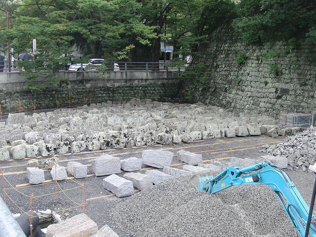 2年前の駿河湾地震による駿府城石垣の崩落と復旧工事_f0141310_90878.jpg