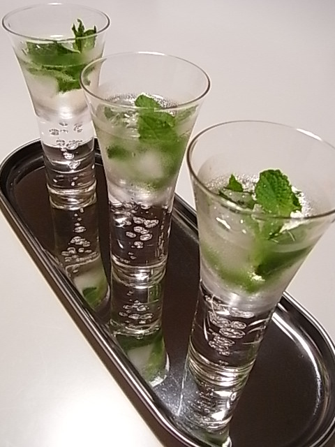 モヒート風エルダーフラワーのカクテル_b0145846_23302352.jpg