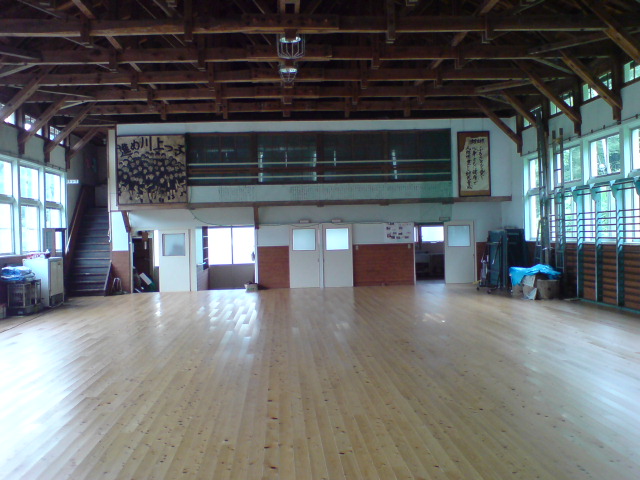 川上笑学館の体育館。_d0182179_1765734.jpg