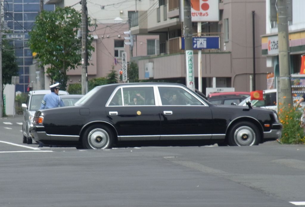 ロイヤル・カーの車列に止められる_c0025115_21271210.jpg