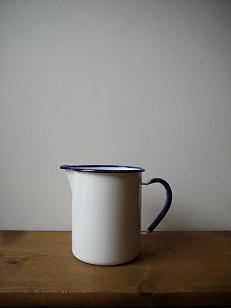 野田琺瑯 ビーカー 1.0L : ここちよい不便さ・・・ 白椿