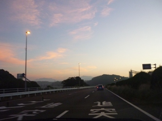 朝に向かう空。国道3号線の午前5時半。_e0188087_19421719.jpg