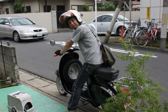 男の背中と秋の月 by KBの遠藤_f0225627_21305881.jpg