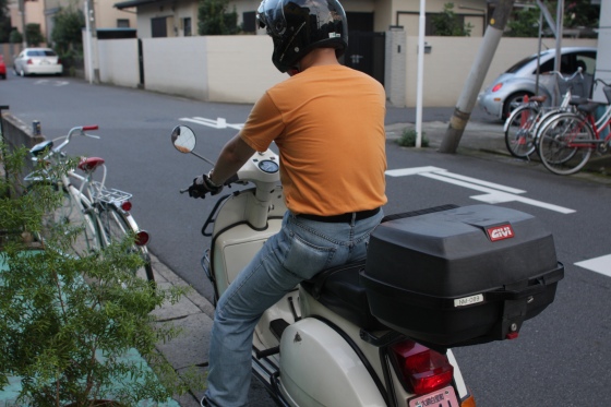 男の背中と秋の月 by KBの遠藤_f0225627_21445055.jpg