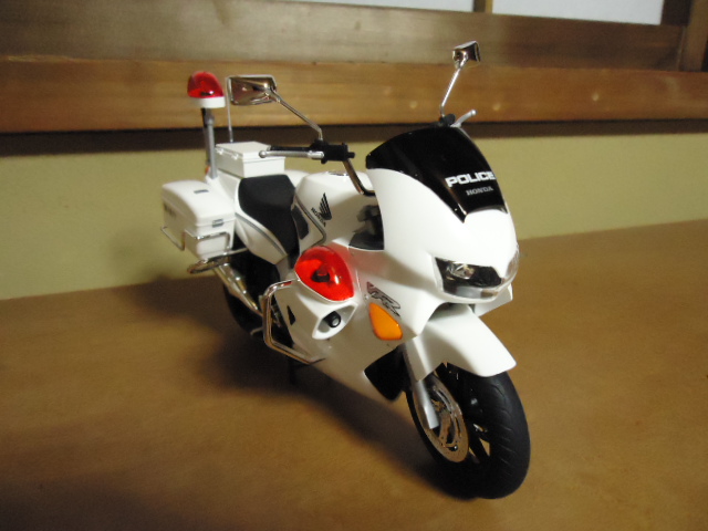 フジミ・Honda VFR800P 警視庁白バイ仕様_b0098271_21392363.jpg