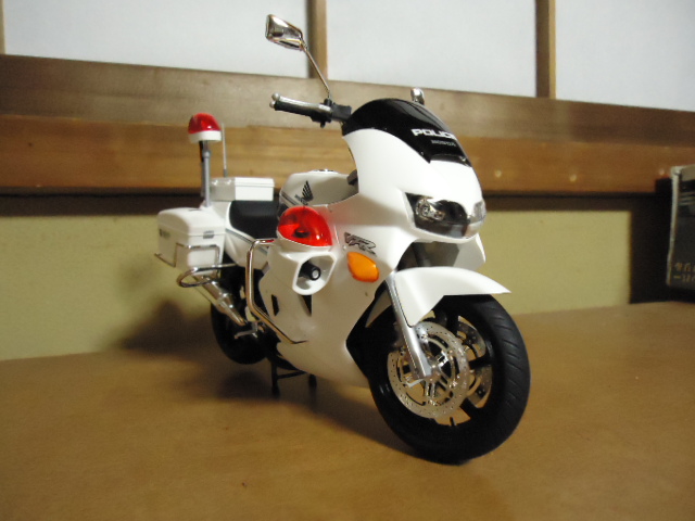 フジミ・Honda VFR800P 警視庁白バイ仕様_b0098271_2139449.jpg