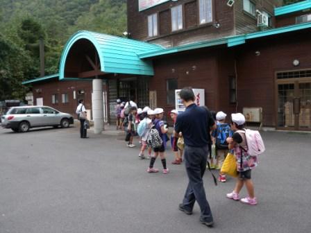 小本小学生、「龍泉洞の水」工場見学_b0206037_7584395.jpg