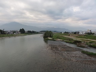夜明け前の静かな魚野川の流れ_a0084753_8301290.jpg