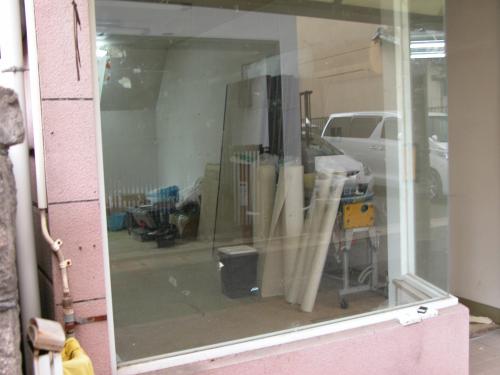 クロスを貼り替えるのも大変だな〜_f0129557_2337422.jpg