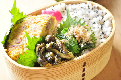 ソーセージオムレツとジェノバ風キノコのお弁当_b0171098_9335781.jpg