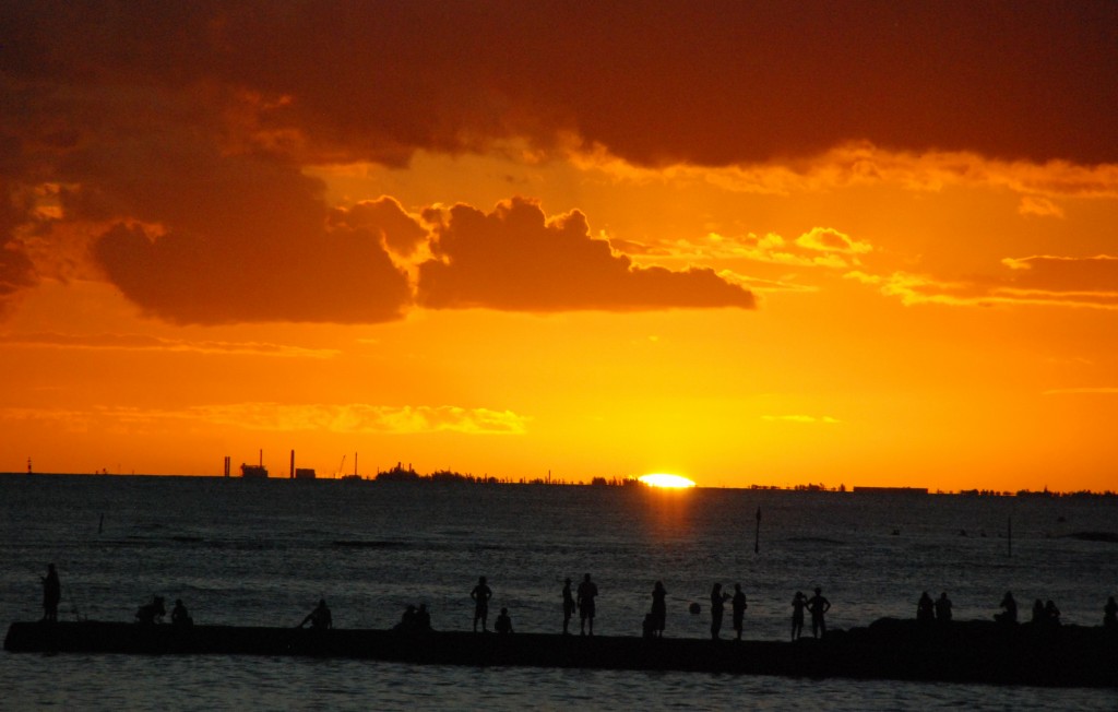 ワイキキの夕日が沈む頃_d0109428_1855397.jpg