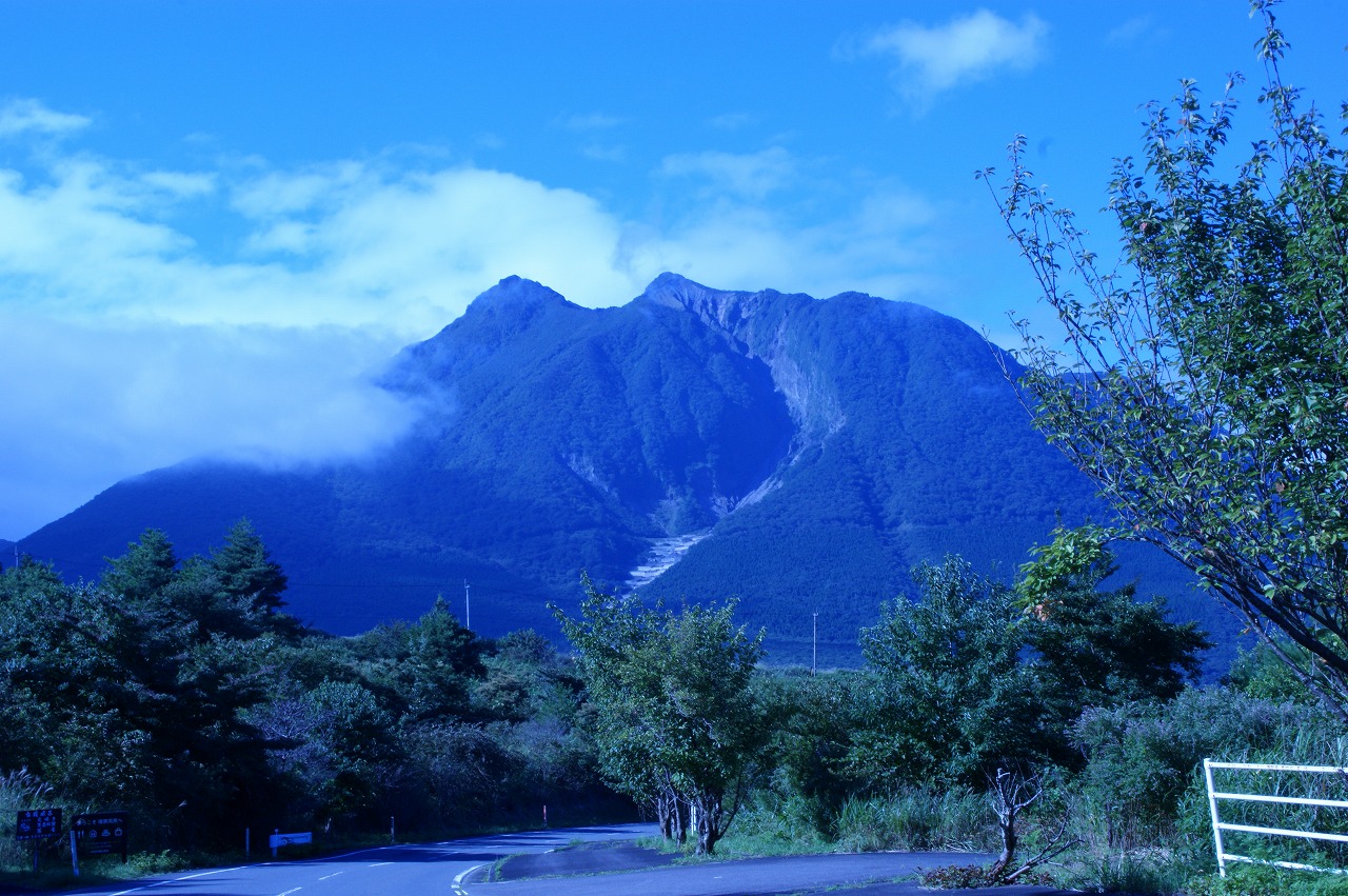 「由布岳東登山口から」（１）_f0201348_1058292.jpg