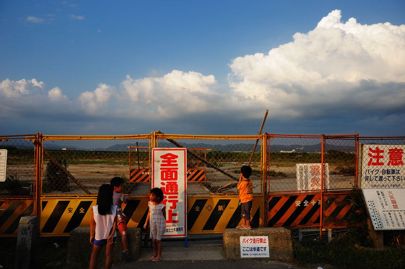 無残!夕暮れの流れ橋_f0032011_19372738.jpg