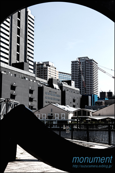 モニュメント越しの風景_f0100215_23171956.jpg