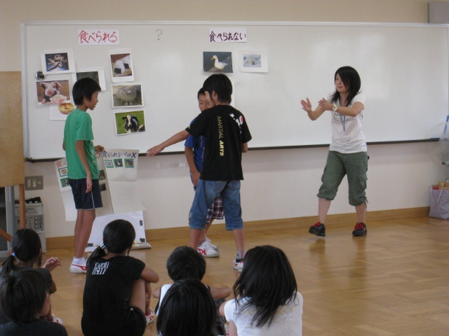 新潟市立赤塚小学校において『とつげき!!世界の食文化』のWSを行いました。_c0167632_1358681.jpg