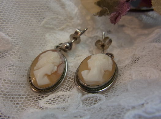 いつかは持ちたいカメオのピアス・イヤリング....._d0127182_16472963.jpg