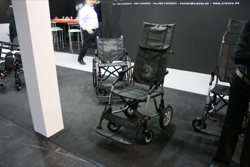 ベビーカーのように簡単に折り畳める車椅子_f0015295_2142322.jpg