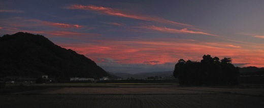 昨日までのような夕日の中で....新郎新婦の撮影予定が...急遽予定変更...._b0194185_2330357.jpg