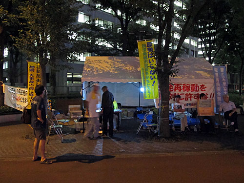 経産省前の人びと & 地球を改めありがとう星_a0188487_10381081.jpg