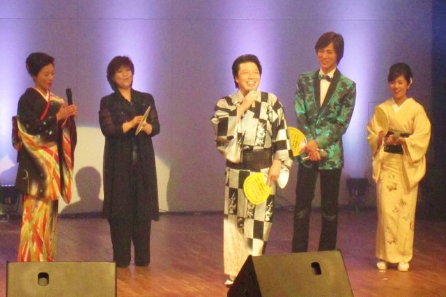 街角ふれあいライブ・100回記念・その1_b0083801_225508.jpg