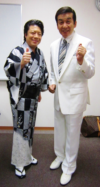 街角ふれあいライブ・100回記念・その2_b0083801_2393047.jpg