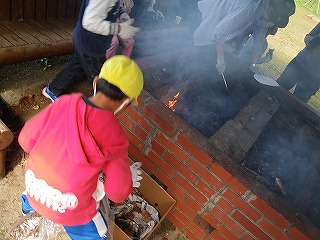 焼き芋　下川町幼児センター　森のあそび_b0196837_11122865.jpg